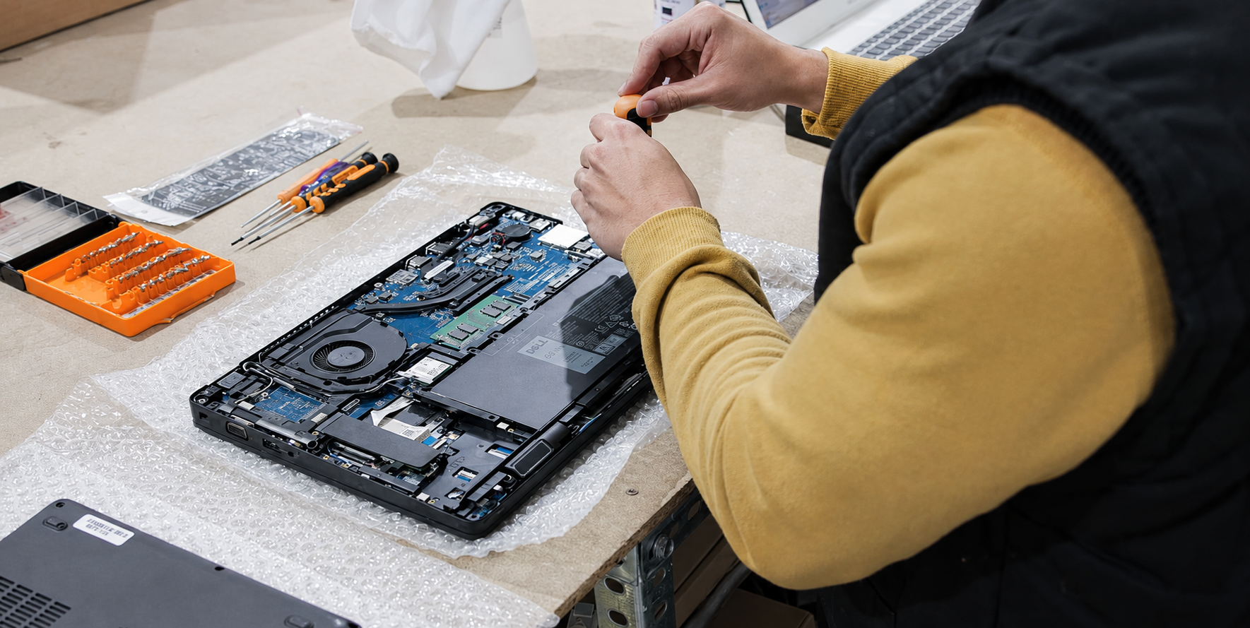Técnico de Portatilmovil reparando un portátil en el taller central de Sevilla