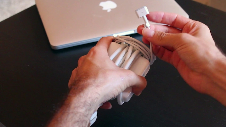 Caricatore Apple piegato