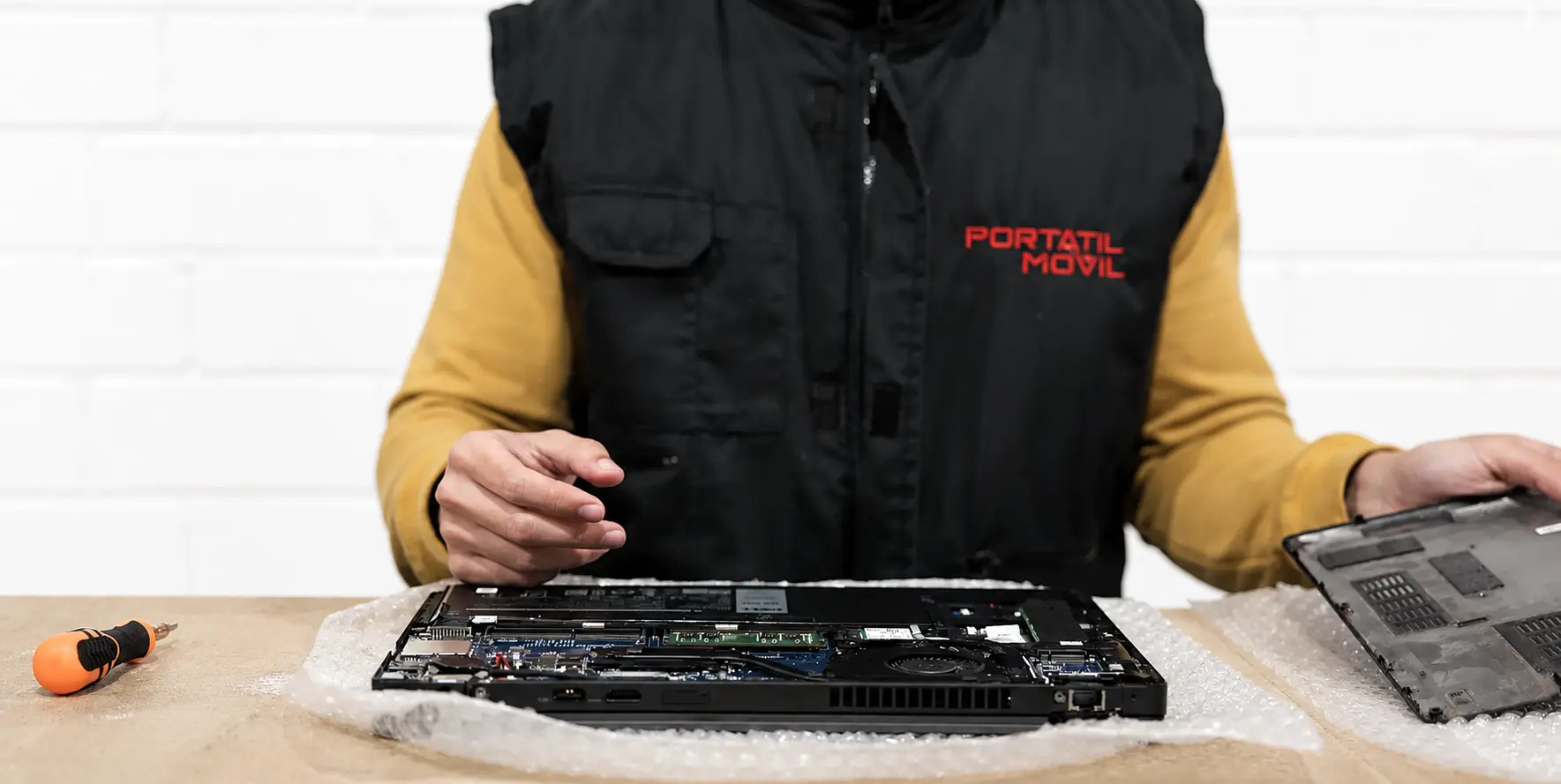 Técnico reparando un portátil en el taller de Portatilmovil en Sevilla