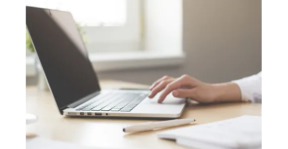 Cosa è meglio: tenere il portatile collegato alla corrente o usarlo con la batteria?