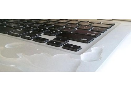 Como substituir/reparar um teclado MacBook Air danificado por líquido